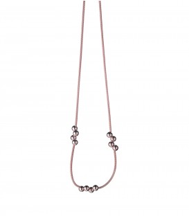 Jednoduchý náhrdelník s ružovo-zlatým povrchom a trojicou štyroch guľôčok 45cm