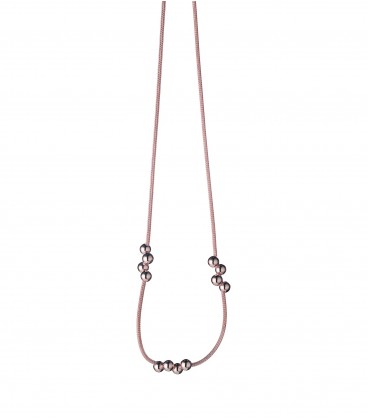 Jednoduchý náhrdelník s ružovo-zlatým povrchom a trojicou štyroch guľôčok 45cm